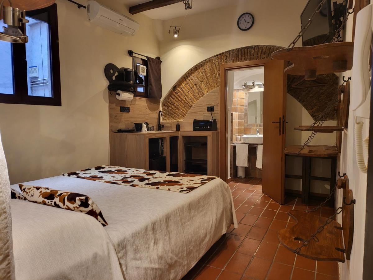 The Rabbit Hole, Rome